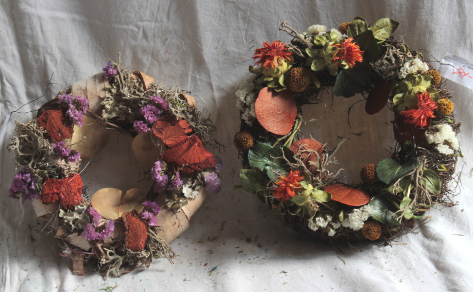 Corona funeraria circular confeccionada con flores naturales