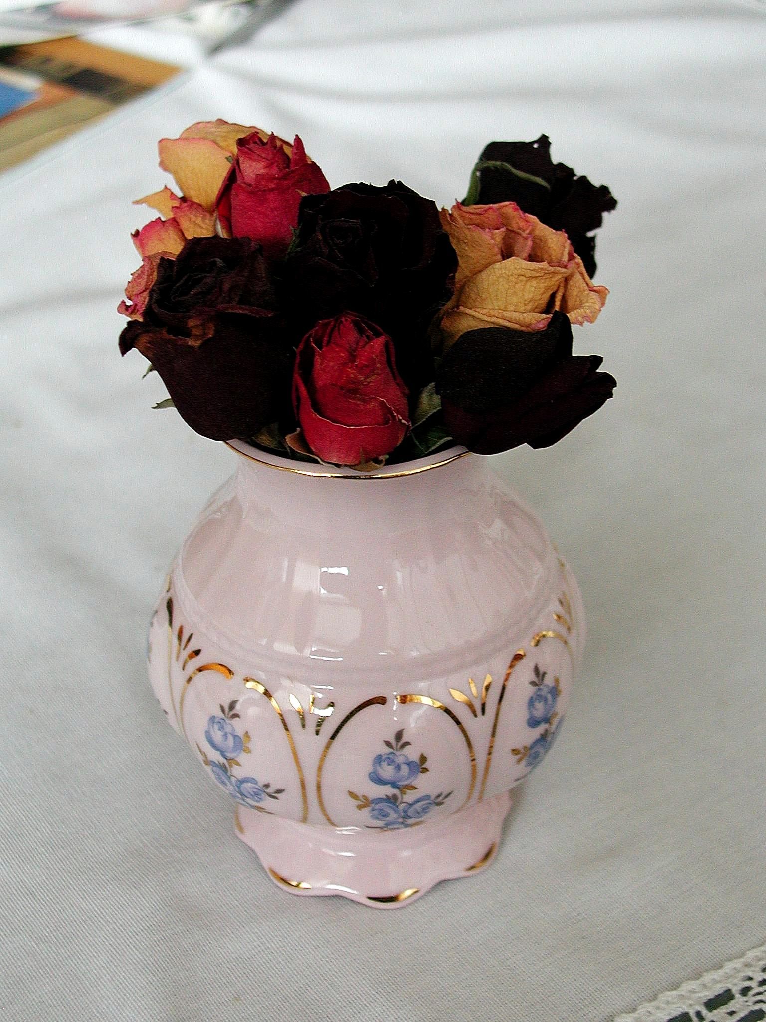 Cómo conservar flores cortadas: cuidados en casa paso a paso 1 Ramo de flores cortadas en un florero