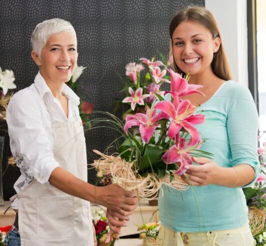 Florerías Cerca de Mi 1 Floristas preparando un arreglo con flores de colores