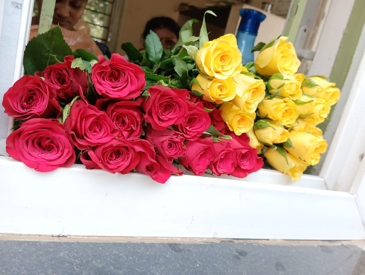 Cuánto cuesta un ramo de flores en México: precios reales 1 Arreglo real con rosas rojas y amarillas agrupadas